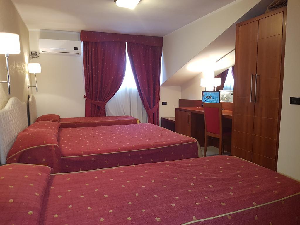 Pisani Hotel San Nicola La Strada Pokoj fotografie